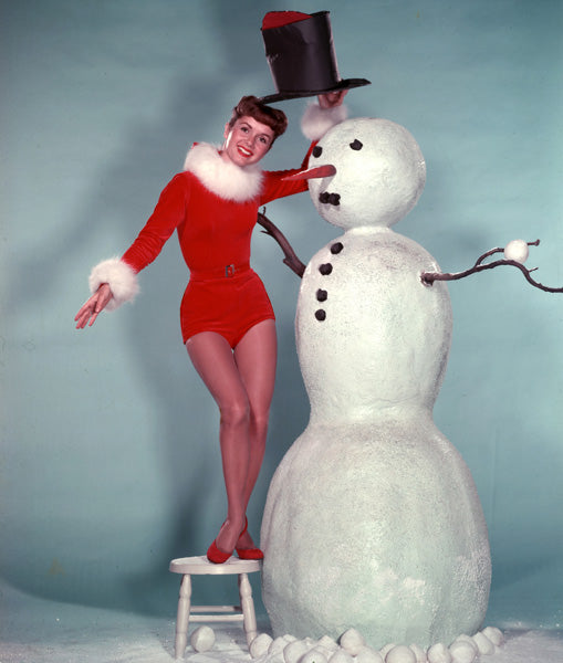 Photo vintage bonhomme de neige et ravissante femme