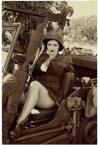 Photo vintage femme glamour sur un véhicule de l’armée