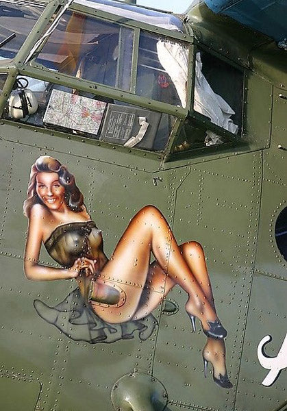 Pin-up dessinée sur une carlingue blindée d'avion