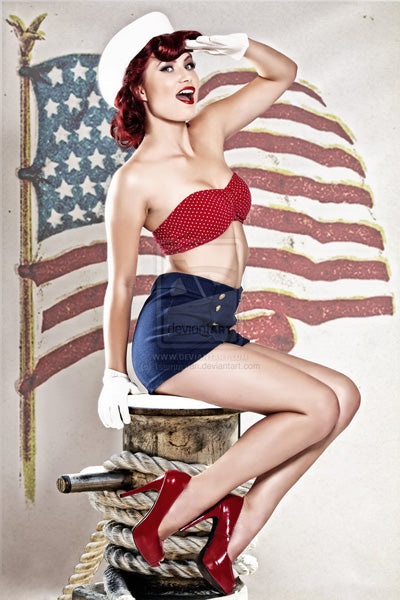Pin-up girl avec soutien gorge rouge à pois blancs et avec un drapeau Américain en fond