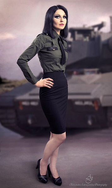 Pin-up militaire élégante avec une tenue en forme crayon