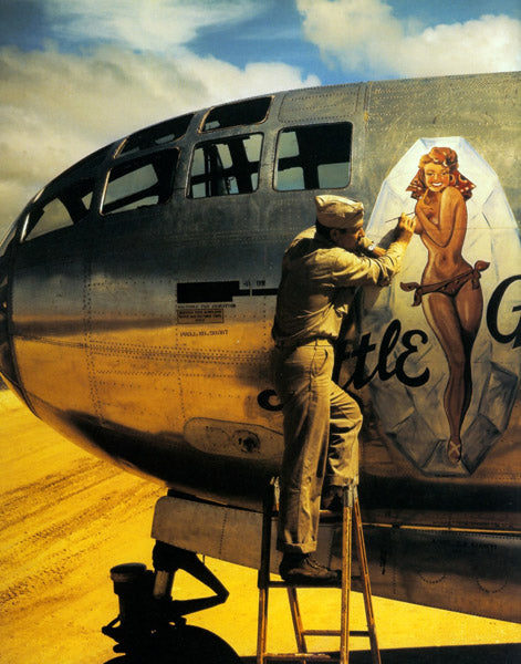 Pin-up peinte sur un avion de l'armée