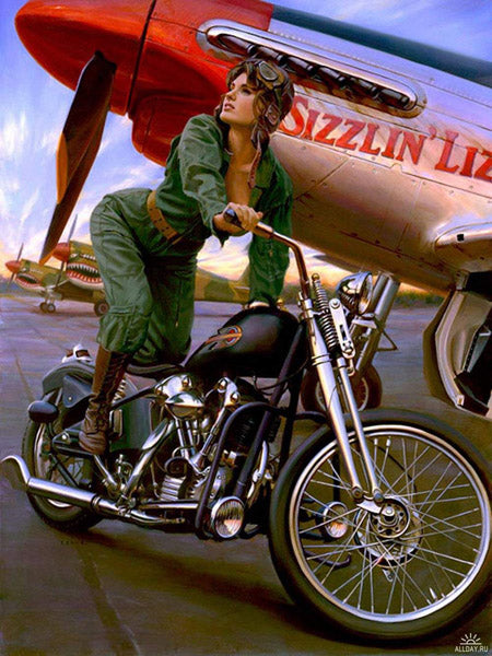 Pin-up sur une moto avec un casque et des lunettes d'aviateur