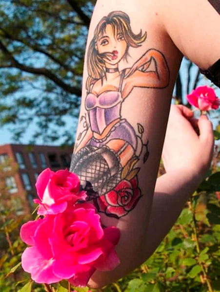Tatouage femme envoûtante en violet