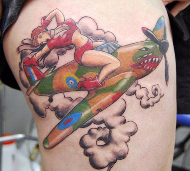 Tatouage femme pilote d'avion