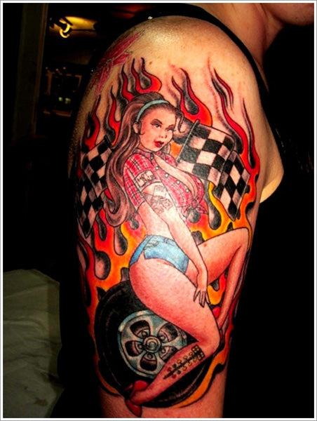 Tatouage pin-up femme pilote