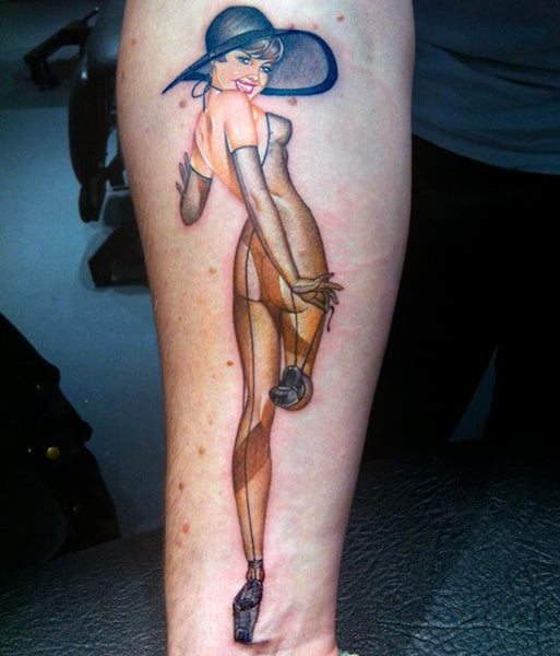 Tatouage pin-up érotique avec le sourire