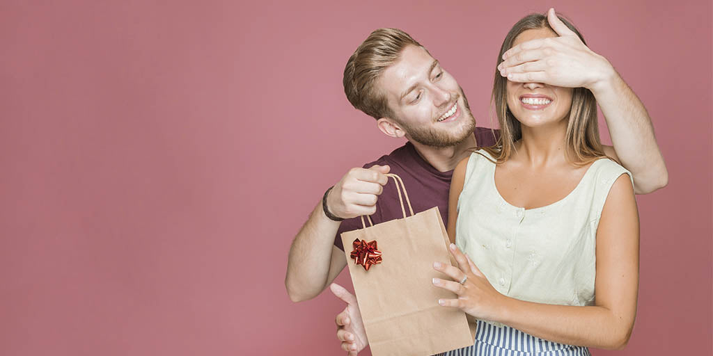 homme donnant un cadeau surprise à une femme