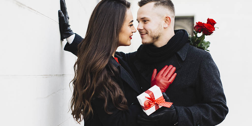 homme offrant une rose pour charmer femme