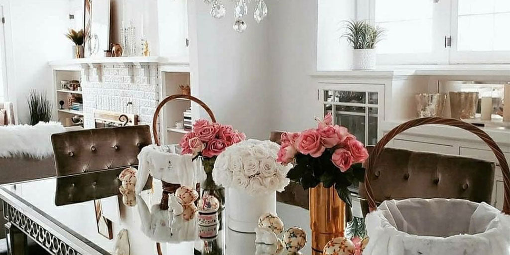 Salon décoré avec des roses éternelles