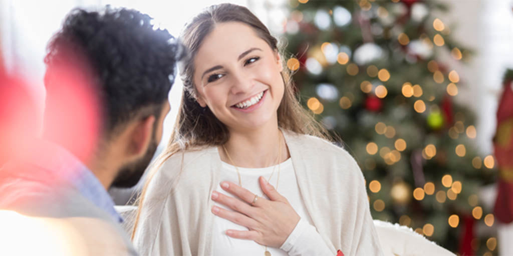 femme heureuse après un cadeau insolite touchant