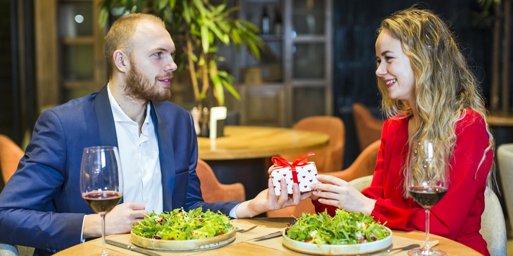 homme qui offre un cadeau au restaurant