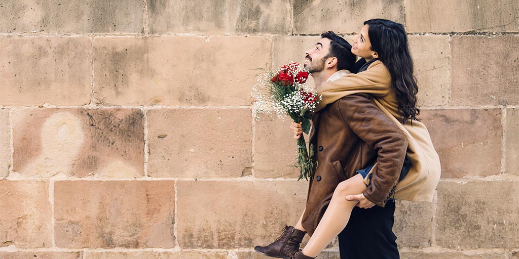 Un homme a offert un bouquet de fleurs rdv