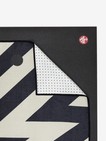 Manduka Yogitoes Skidless Yoga Mat Towel 3.0 - Nouveau Zig Zag