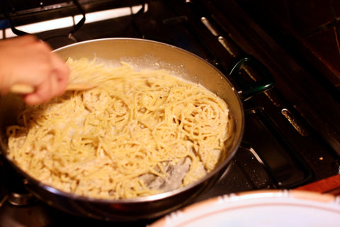 préparation de spaghetti cacio e pepe, recette phare en Italie et à Rome