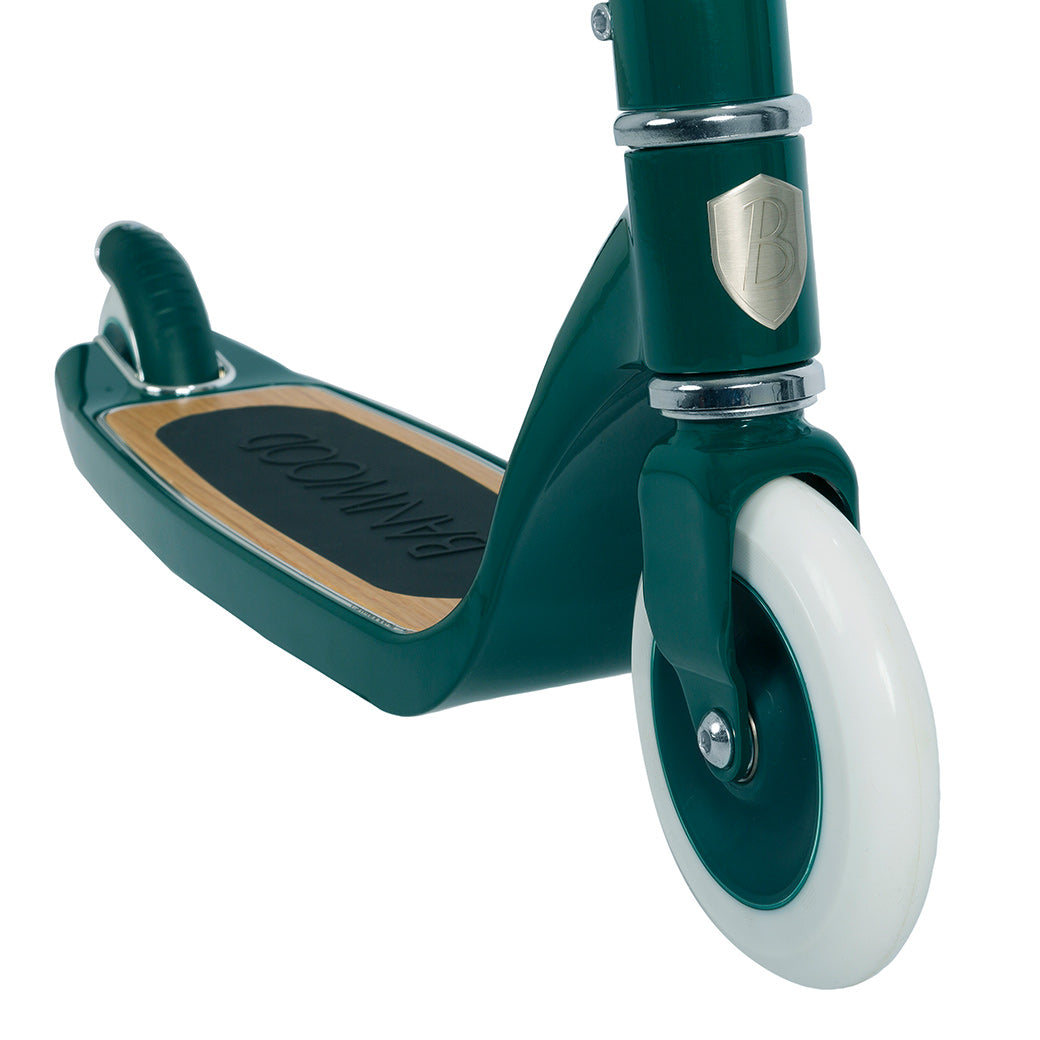 The front wheel of Banwood Maxi Scooter in -- Color_Green