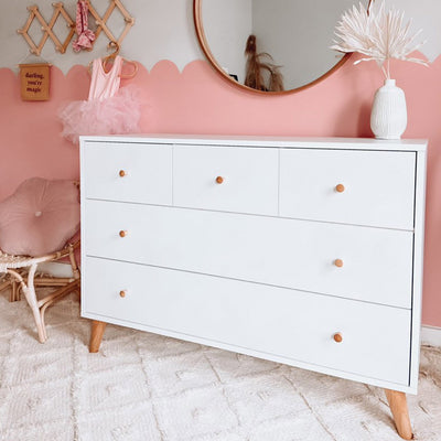 Dadada Austin 5-Drawer Dresser under a mirror with a vase on top  in -- Color_White/Natural