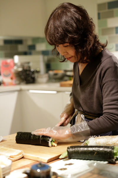 Kumiko's mum makes sushi for the ROUGE team