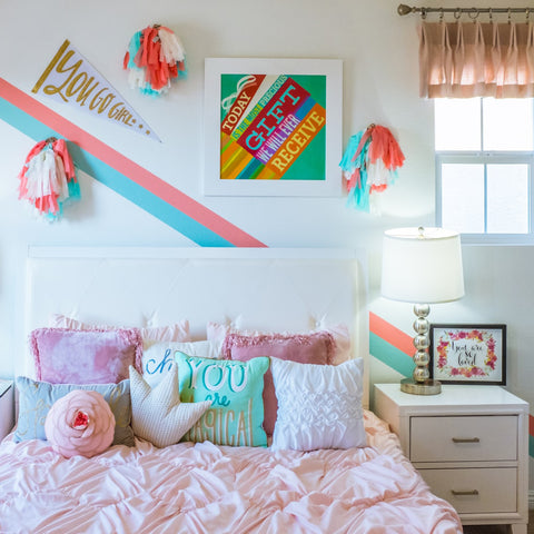 Teenage Girl Bedroom with Art Decors