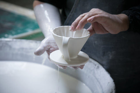 Glazing: coated with white glaze, making the pottery shine