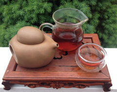 Ying Ming Yunnan tea on table
