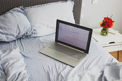 Matelas lit avec un pc petit déjeuner et fleurs