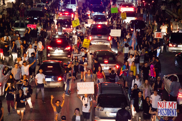 Trump protesters carrrying signs on the 101 Freeway / CBS Los Angeles / John Fredricks / Nur Photo via Getty Images