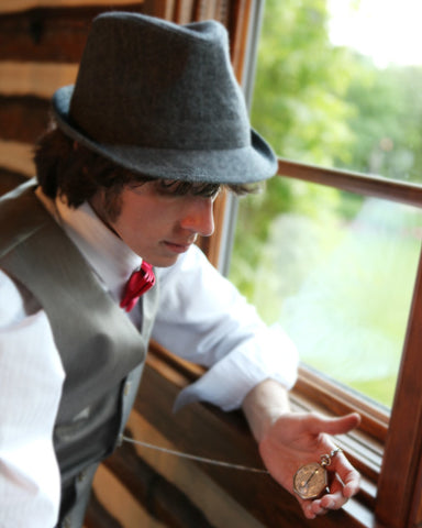 gentleman portant une montre de poche à gousset à l'intérieur d'un train