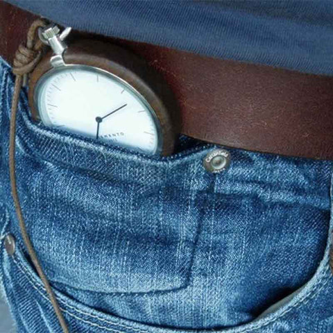 Montre à gousset portée au pantalon