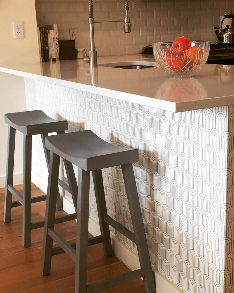 Kitchen island makeover using removable wallpaper by @wallsneedlove