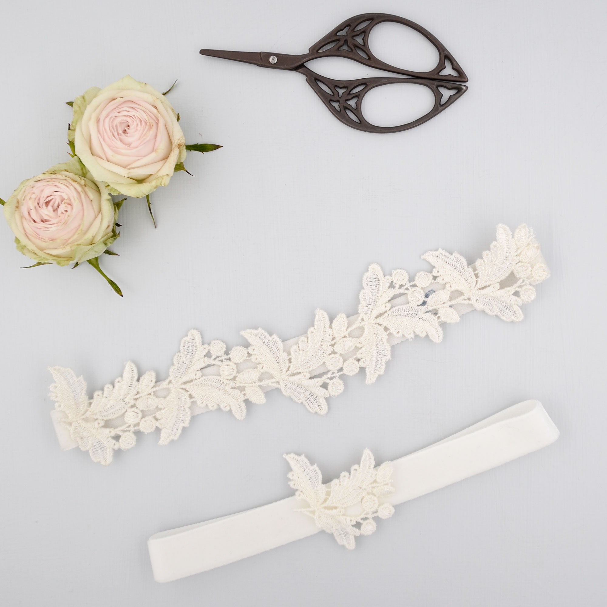 super sleek floral lace bridal garter set