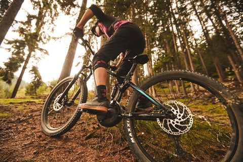 FEMALE MOUNTAIN BIKER ON E-BIKE