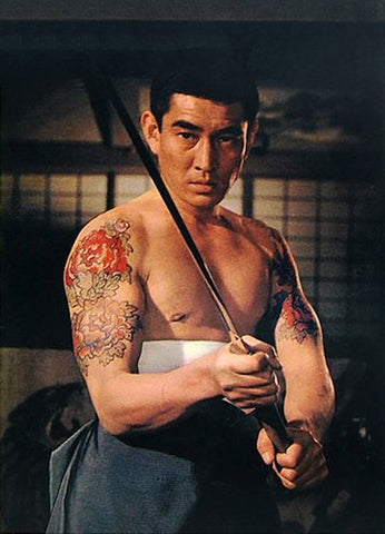 Actor Ken Takakura in the film series, "Showa Zankyo-den" (1965-1972), wrapping his stomach with Sarashi