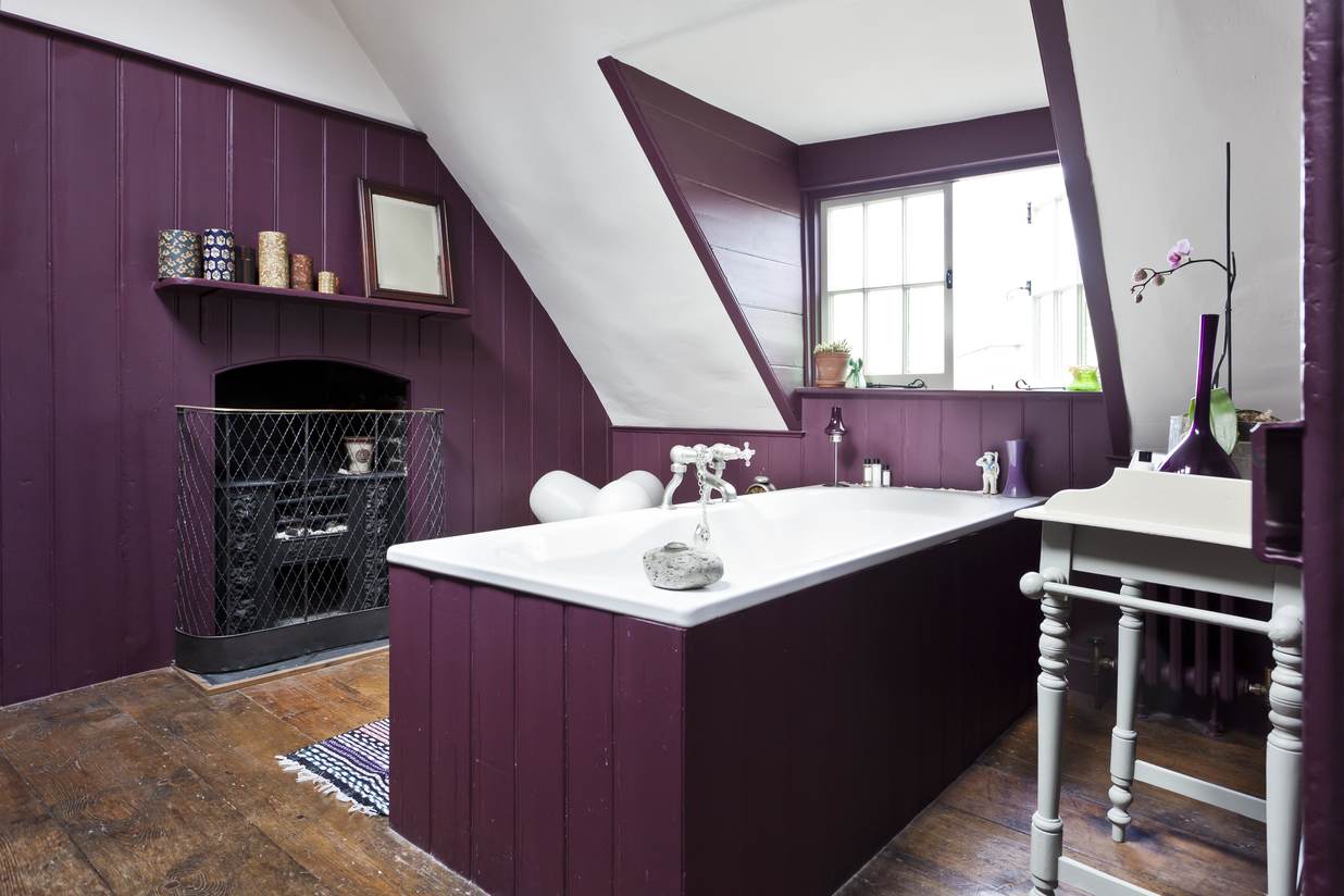 <a style="text-transform: none;" href="https://www.onefinestay.com/homes/london/fournier-street/">Photos: onefinestay</a>