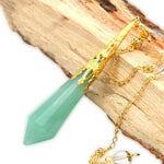 Aventurine Verte Pendule posé sur une branche en bois