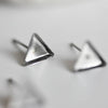 clous-puces oreille platine triangle, boucles d'oreille,création bijoux,support cabochon triangle, 8mm x 7mm, lot 10-G1796