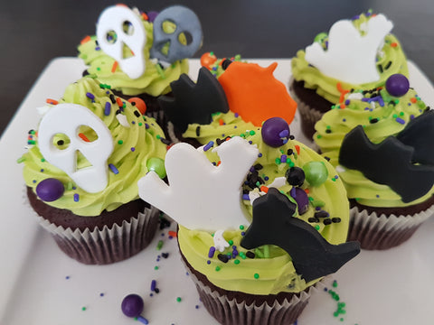 Halloween Cupcakes With Cookie Cutter Fondant Toppers