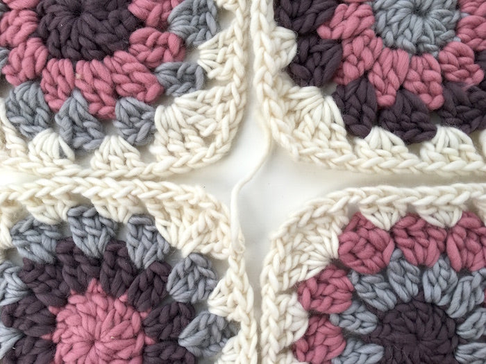 Free crochet pattern - how to make and join granny circles within a square