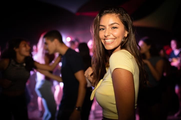 Meet Potential Hook-Ups At Bars and Clubs