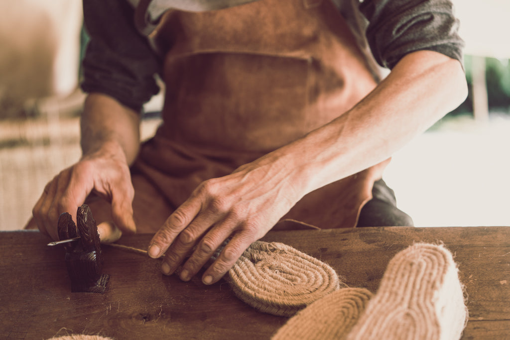 Giving hourglass shape to the jute sole