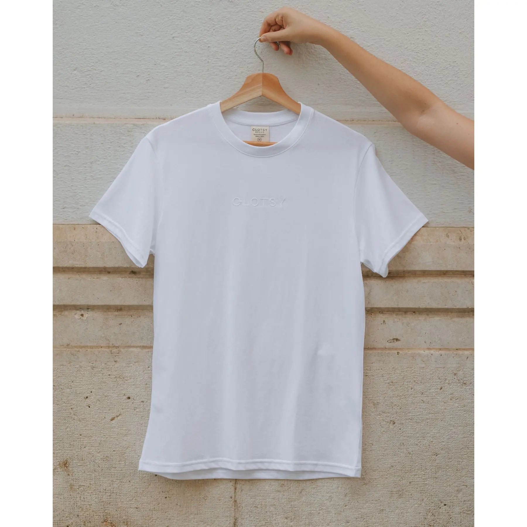 Camiseta Sostenible Blanca Orgánico – CLOTSY BRAND
