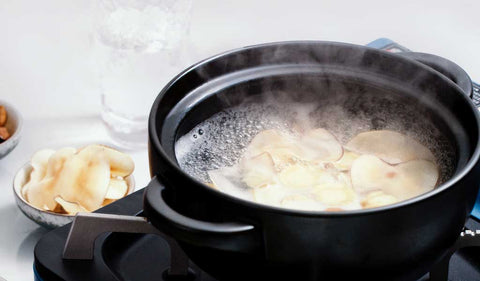A pot of boiling American Ginseng, sea
coconut, and other ingredients.
