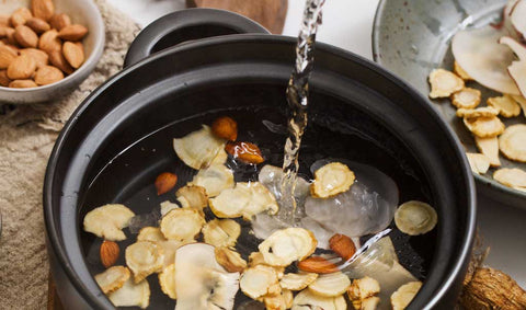 Add water to the pot with American
ginseng slices and other ingredients.