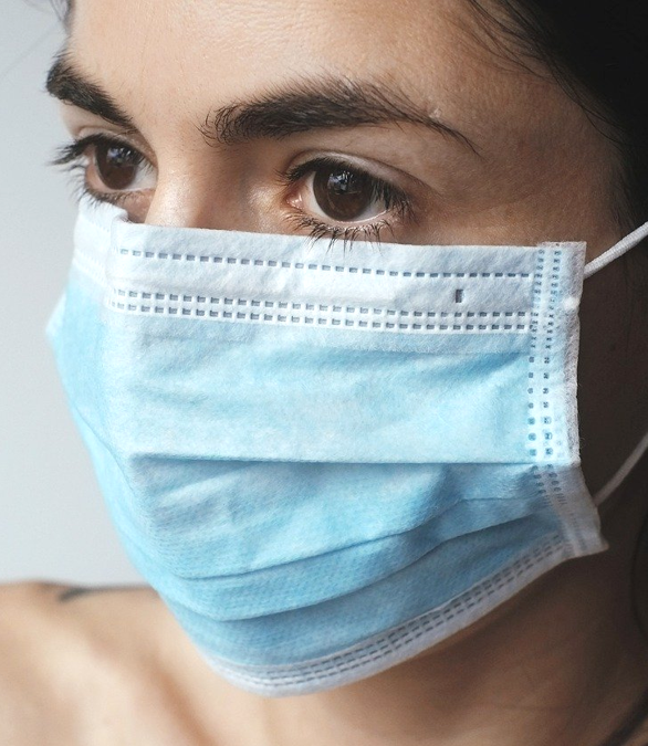Comment éviter l’acné, dit maskné, sous ton masque ?