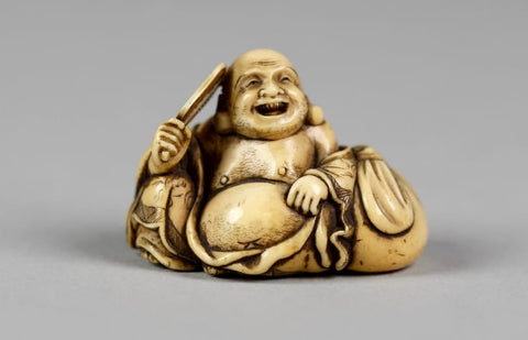 Une petite sculpture de Hotei, le moine rieur communément identifié à tort comme le Bouddha historique. XIXe siècle, Japon. 