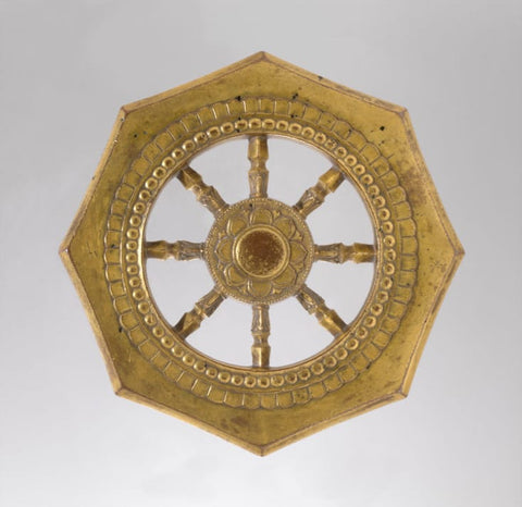 Le dharmachakra, ou "roue du dharma", qui représente l'enseignement de la noble voie octuple du Bouddha. 13e siècle, Japon. Bronze doré.