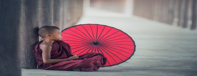 Enfant Bouddha qui médite