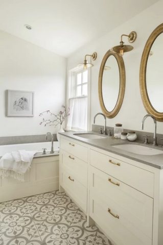 Bathroom-with-brass-and-silver-accents-highlighting-mixing-metals-decor