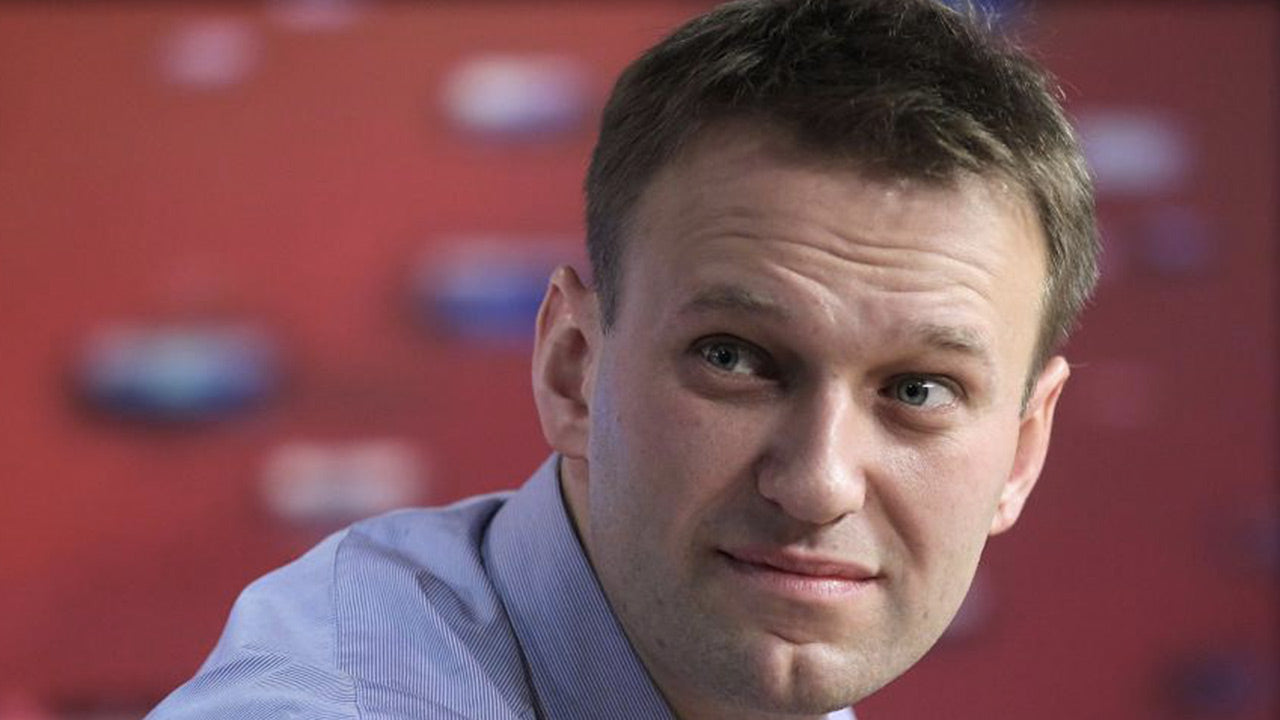 Russian opponent Alexei Navalny hospitalized with "poisoning": "We believe he was poisoned with something mixed with his tea »