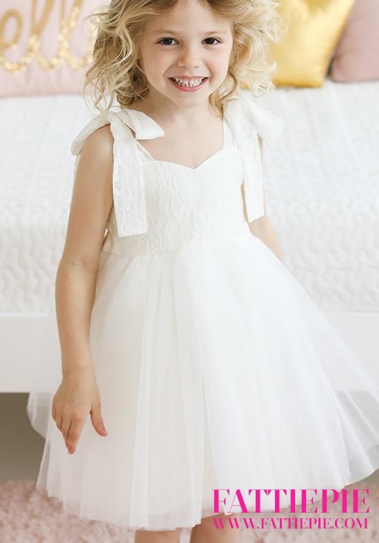 21 Lace and Vintage Flower Girls Dresses Ideas for a Country